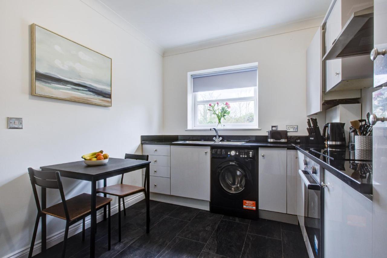Stylish Two Bedroom Apartment With Free Parking! Romford Exterior foto