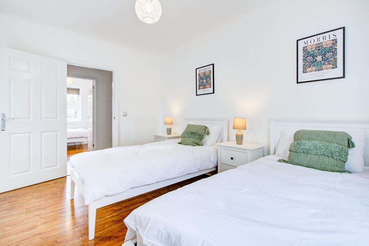 Stylish Two Bedroom Apartment With Free Parking! Romford Exterior foto